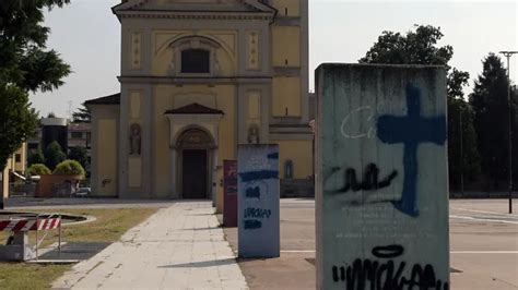 A San Donato Piazza Della Pieve Piange Il Degrado Regna Sovrano VIDEO