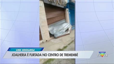 Criminosos Usam Carro Para Estourar Porta E Furtam Joalheria Em