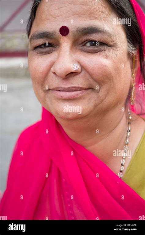 Red Dot Forehead Female India Hi Res Stock Photography And Images Alamy