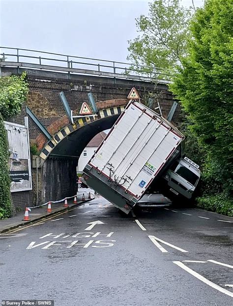 Dashcam Footage Shows Moment Hgv Crashes In Tunnel And Nearly Crushes