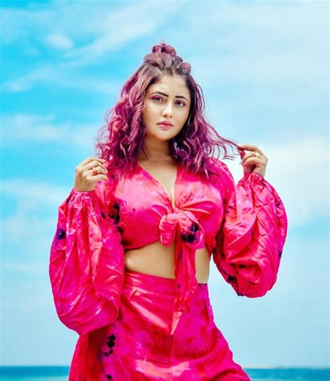 Rashami Desai Turns Goofy In Pink And Her Hair Colour Will Surely Grab