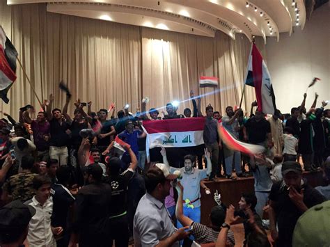 Protesters Storm Iraqi Prime Ministers Office The Independent The