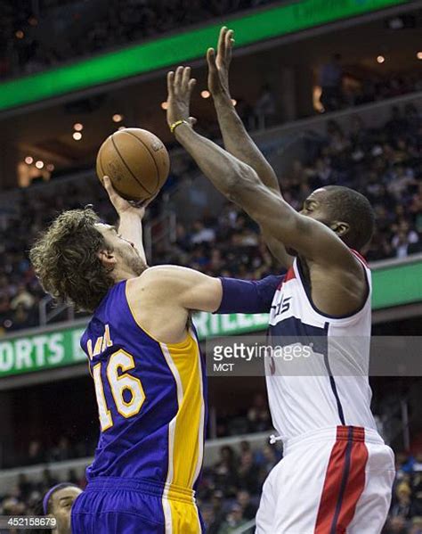 735 Celebrities At The Wizards Lakers Game Stock Photos High Res