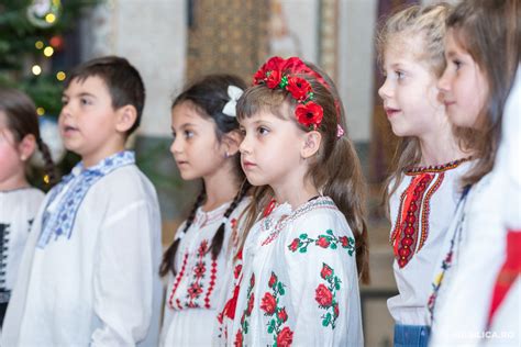 Foto Primii Colind Tori Au Vestit Na Terea Domnului La Re Edin A