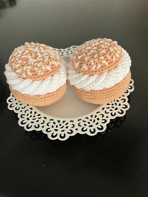 Se produkter som liknar Virkade semlor virkade kakor på Tradera