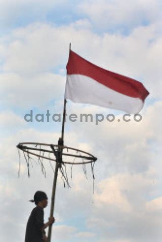 Persiapan Lomba Panjat Pinang Dan Gebuk Bantal Di Kalimalang Datatempo