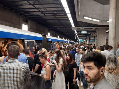 Incident la metrou Pe lângă timpii mari de așteptare un tren s a