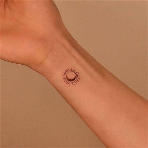 Tatuajes De Luna Minimalistas Ideas Bonitas Y En Tendencia Que Te