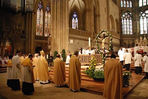 Bischof Rudolf Voderholzer Feiert Am Ostersonntag Pontifikalamt Im Dom