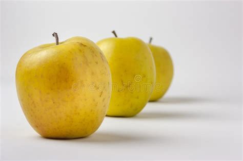 Manzanas Amarillas Aisladas En El Fondo Blanco Foto De Archivo Imagen