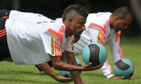 Despedida de Léo Moura será um jogo de efeito moral para o Flamengo