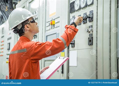 T Cnico El Ctrico Y Del Instrumento Que Comprueba El Sistema De La