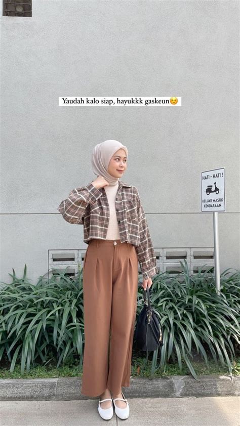 28 Pilihan Atasan Yang Pas Untuk OOTD Celana Coklat Kamu Hai Gadis