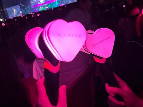 Fan BlackPink tại Hà Nội sôi sục lùng mua lightstick búa hồng