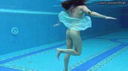 Hottest Underwater Swimming Babe Lizi Vogue