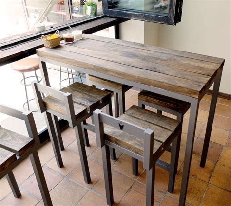 Mesa de madera con estructura de hierro para cafetería en Barcelona