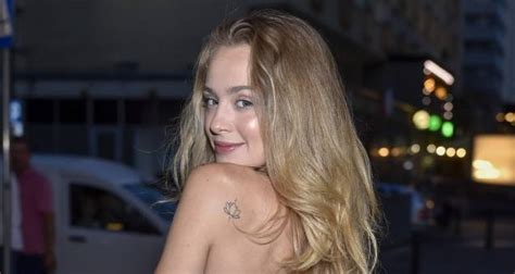 Wiktoria G Siewska Prezentuje Zgrabne Cia O Pozuj C W Bikini Postawi A Na Modny Wz R Zdj Cie