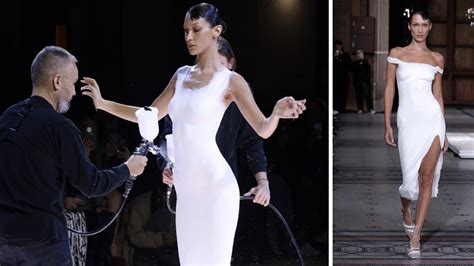 Bella Hadid Impacta En Un Vestido Hecho De Aerosol En El Desfile De