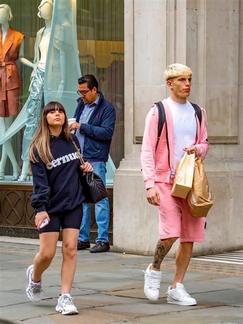 Alejandro Garnacho Hizo Compras Con Su Esposa En Londres Emily