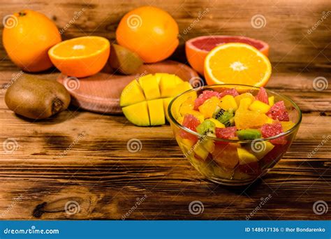 Ensalada Con El Mango Las Naranjas El Pomelo Y Los Kiwis En Un Bol De