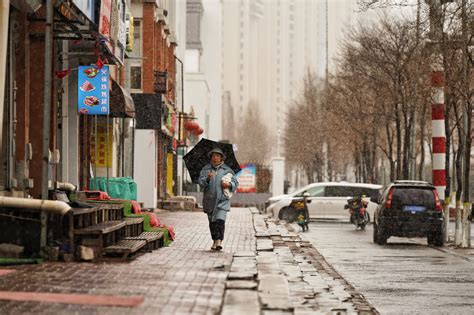 哈尔滨市区遭遇大风、沙尘、降雪天气