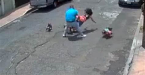 Video Sujeto Agrede A Una Mujer Por Presunta Pelea Entre Perros En La Cdmx