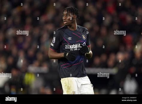 Elijah Adebayo Di Luton Town Durante La Partita Di Premier League A