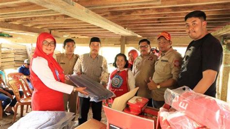 Dinsos Dan Pkk Pinrang Salurkan Selimut Dan Makanan Untuk Korban