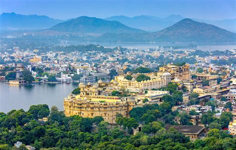 Hire a car and driver in Udaipur