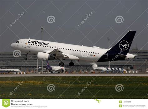 Nuevo Aeroplano De La Librea De Lufthansa Que Saca Del Aeropuerto De