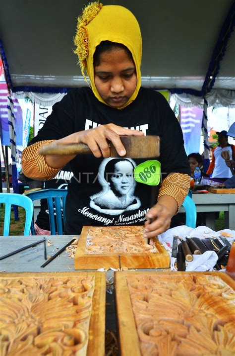 Lomba Ukir Perajin Perempuan Antara Foto