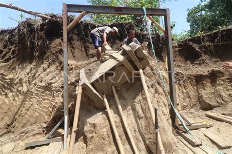 Pemindahan Tugu Peninggalan Kerajaan Kediri Antara Foto