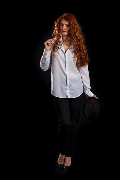 Hermosa Chica Con El Pelo Rojo En Una Camisa Blanca Y Un Sombrero Sobre