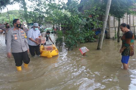 Polres Bojonegoro Salurkan Bantuan Korban Banjir