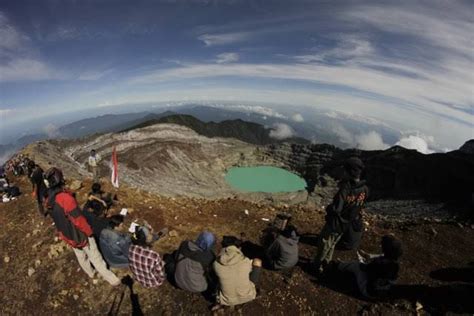 Panorama Dua Puncak Gunung Dempo Di Sumatera Selatan Mounture