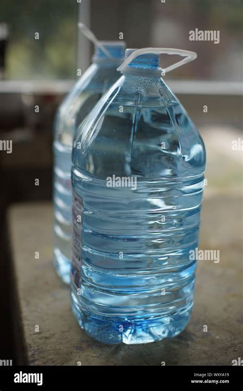 Dos Botellas De Plástico De Cinco Litros Lleno De Agua Sobre La Mesa