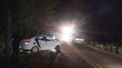 Carro bate em árvore e deixa feridos em São Lourenço do Oeste