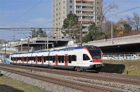 RABe 523 038 auf der S1 fährt Richtung Bahnhof Muttenz Bahnbilder de