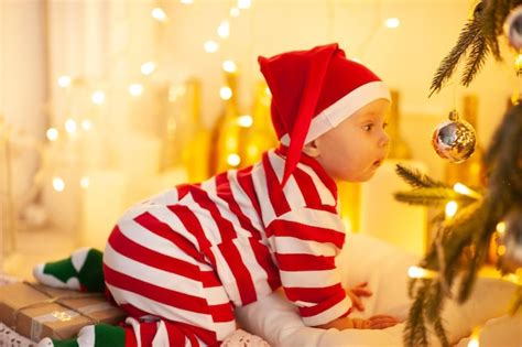 Menina De Ano De Idade Rastejando Sob A Rvore De Natal Vestindo