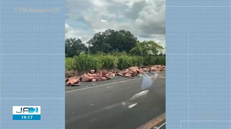 V Deo Mostra Caminh O Carregado De Vinho Sendo Saqueado Ap S Tombar Na