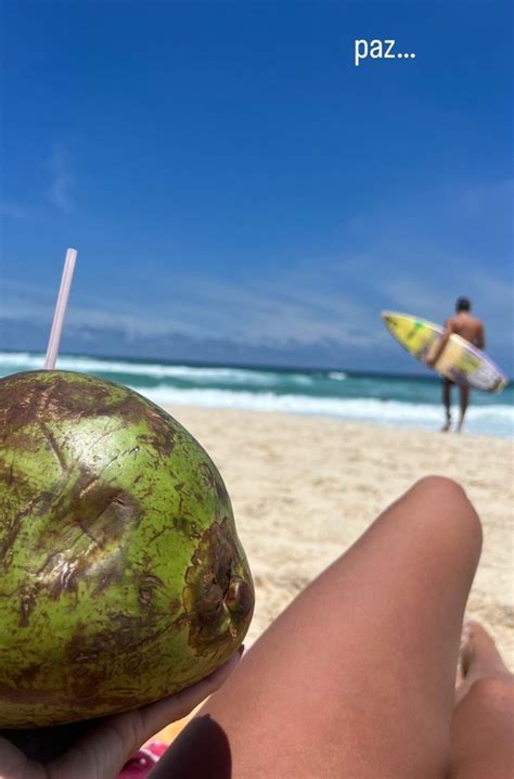 Deborah Secco Renova O Bronzeado Na Praia Em Dia Ensolarado Paz