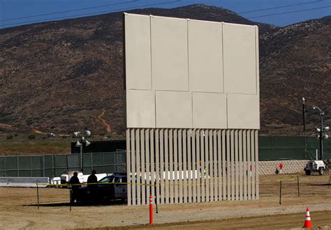 DONALD TRUMP MUESTRA LOS PROTOTIPOS DEL MURO QUE LEVANTARÁ EN LA