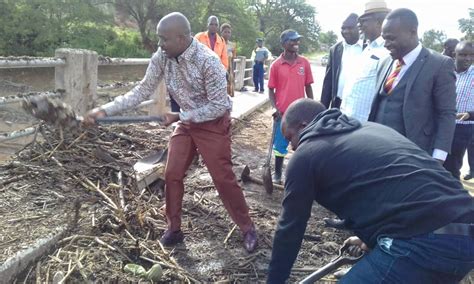 Pic Chamisa Gets His Hands Dirty In Cyclone Idai Stricken Road