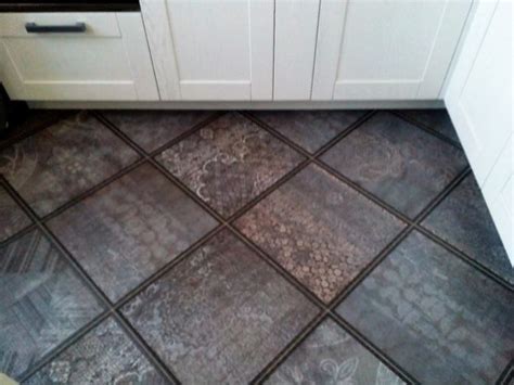 Пол на кухне [Гайд по выбору +86 фото] - Ламинат vs Плитка + Стыки