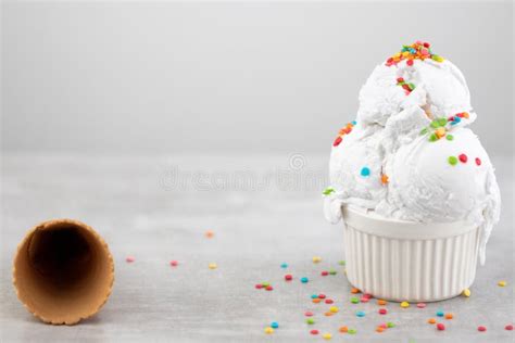 La Placa Del Swith De La Cucharada Del Helado De Vainilla Los Conos