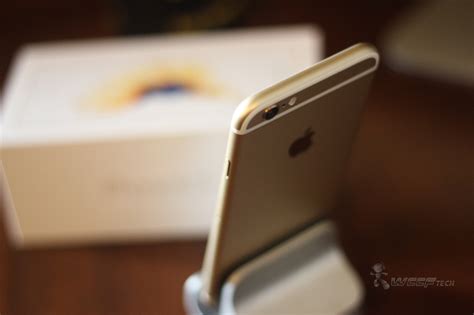 Gold iPhone 6s Unboxed - Photos