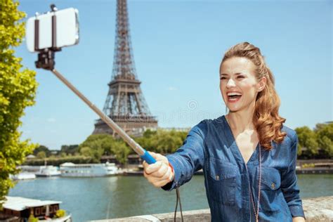 Mujer Turística a Solas Sonriente Que Toma El Selfie Usando El Palillo