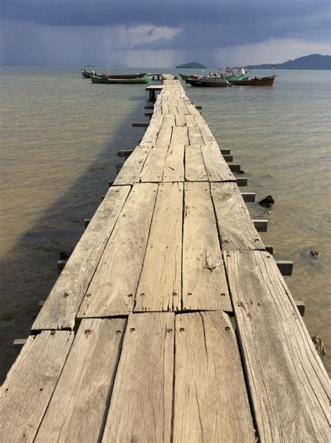 Ponton d un petit village lacustre près de Kep Ponts Bateaux