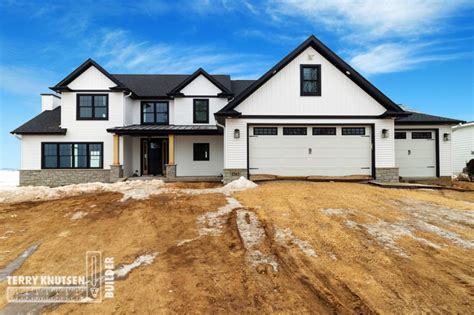 Modern Farmhouse, Dewitt, IA – Terry Knutsen Builder, Inc.