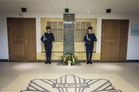 Oddali My Cze Pami Ci Poleg Ych Policjant W Aktualno Ci